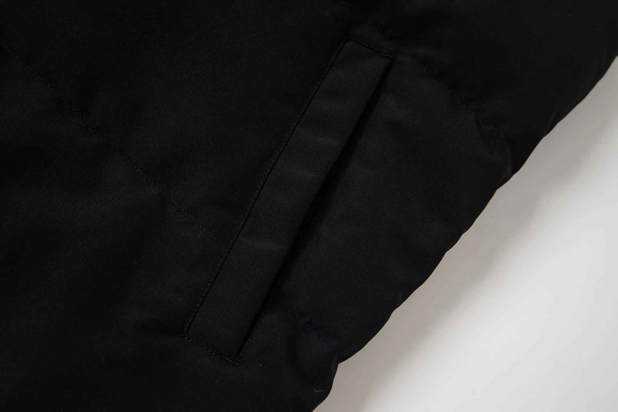 P360 Canada Goose/Canada Goose Black Label #Freestyle Crew 4151mb men's and women's vest down ➖ Imported Behringer embroidery machine customized 10,000-needle embroidery label! ➖ Imported 21-count polyester-cotton blended original fabric, using Feather-Light 10D waterproof coating fabric, made of 84.5% polyester fiber and 15.5% cotton, 100% the best feel in the entire network! ➖ The genuine official website uses the national standard 80 white duck down, and will never be misled by false claims such as 90 down or goose down! ➖ 100% nylon nylon lining with double double-layer sealing design to prevent velvet from running away. Top-grade polar fleece is used in the collar and pockets to keep warm and comfortable! ➖ Yoshida YKK provides original custom-made electroplated sliders. YKK two-way lockable zippers are tight and smooth and will not peel off paint! ➖ 3M composite original Velcro is durable, and all accessories and hardware are disassembled and customized! ⛔No slander, no exaggeration, no need for too much copywriting, because it is focused, it is professional!  SIZE: XS S M L XL XXL